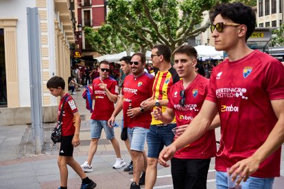 Miles de aficionados del Numancia con su equipo.
