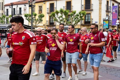Miles de aficionados del Numancia con su equipo.
