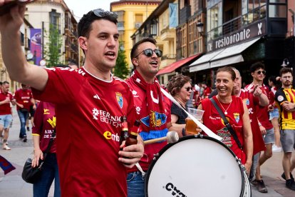 Miles de aficionados del Numancia con su equipo.