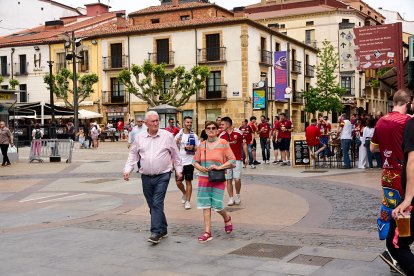 Miles de aficionados del Numancia con su equipo.