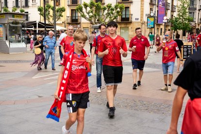 Miles de aficionados del Numancia con su equipo.