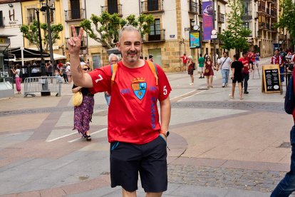 Miles de aficionados del Numancia con su equipo.