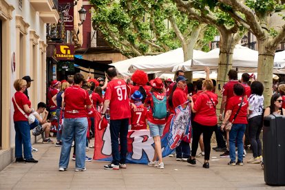 Miles de aficionados del Numancia con su equipo.