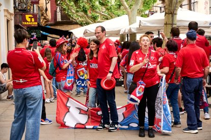 Miles de aficionados del Numancia con su equipo.