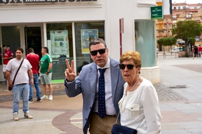 Miles de aficionados del Numancia con su equipo.