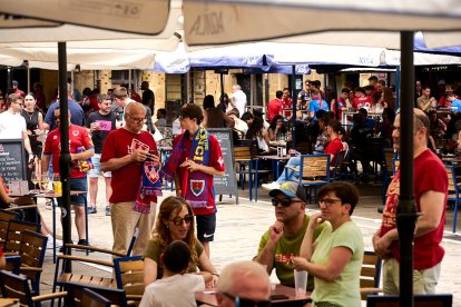 Miles de aficionados del Numancia con su equipo.