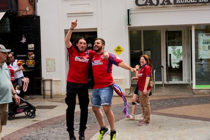 Miles de aficionados del Numancia con su equipo.