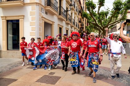 Miles de aficionados del Numancia con su equipo.