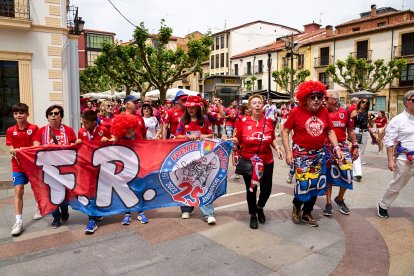 Miles de aficionados del Numancia con su equipo.
