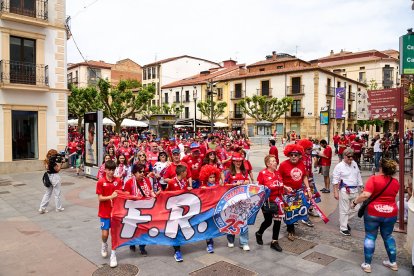 Miles de aficionados del Numancia con su equipo.