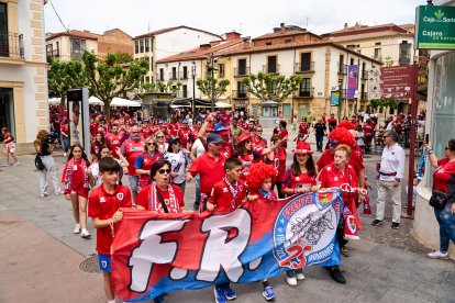 Miles de aficionados del Numancia con su equipo.