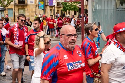 Miles de aficionados del Numancia con su equipo.