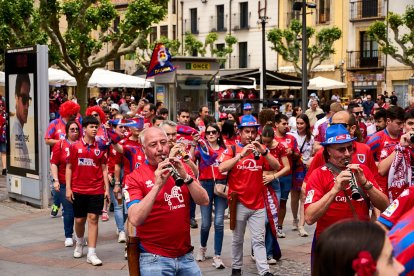 Miles de aficionados del Numancia con su equipo.