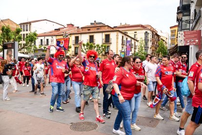 Miles de aficionados del Numancia con su equipo.