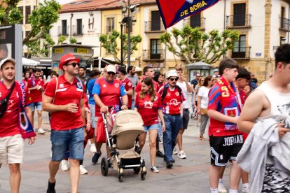 Miles de aficionados del Numancia con su equipo.