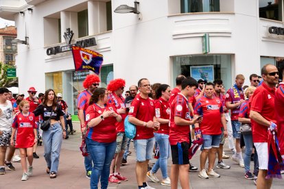 Miles de aficionados del Numancia con su equipo.