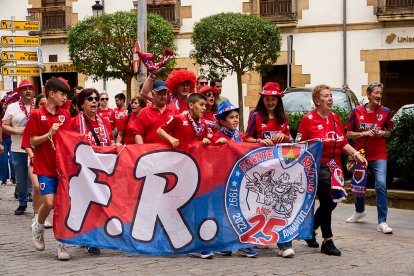Miles de aficionados del Numancia con su equipo.