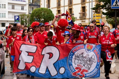 Miles de aficionados del Numancia con su equipo.