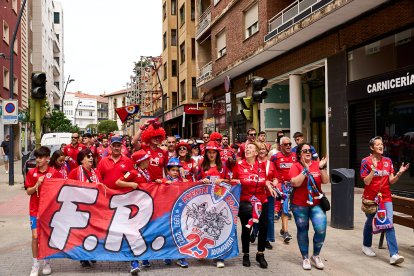 Miles de aficionados del Numancia con su equipo.