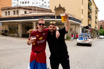 Miles de aficionados del Numancia con su equipo.