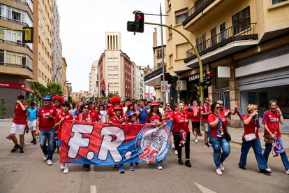 Miles de aficionados del Numancia con su equipo.