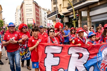 Miles de aficionados del Numancia con su equipo.