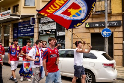 Miles de aficionados del Numancia con su equipo.