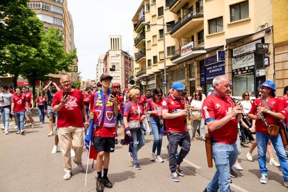 Miles de aficionados del Numancia con su equipo.