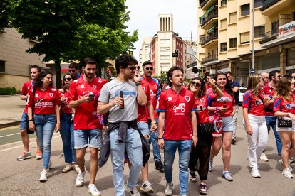 Miles de aficionados del Numancia con su equipo.