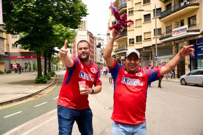 Miles de aficionados del Numancia con su equipo.