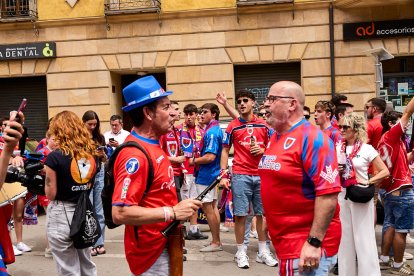 Miles de aficionados del Numancia con su equipo.