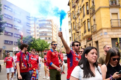 Miles de aficionados del Numancia con su equipo.