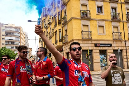 Miles de aficionados del Numancia con su equipo.