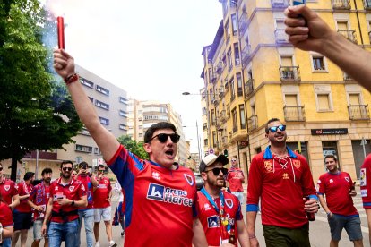 Miles de aficionados del Numancia con su equipo.