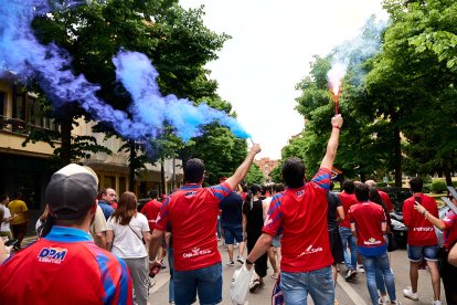 Miles de aficionados del Numancia con su equipo.