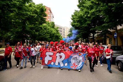 Miles de aficionados del Numancia con su equipo.