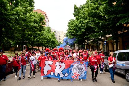 Miles de aficionados del Numancia con su equipo.