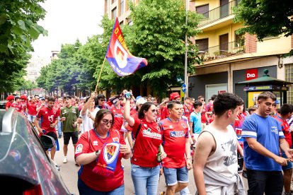 Miles de aficionados del Numancia con su equipo.