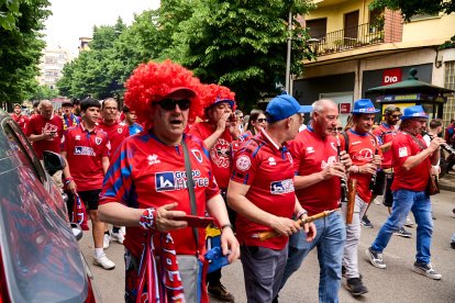 Miles de aficionados del Numancia con su equipo.