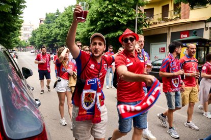 Miles de aficionados del Numancia con su equipo.