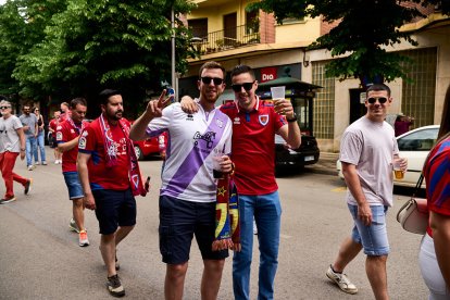 Miles de aficionados del Numancia con su equipo.