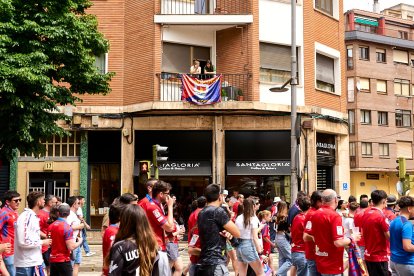 Miles de aficionados del Numancia con su equipo.