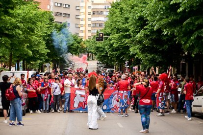 Miles de aficionados del Numancia con su equipo.