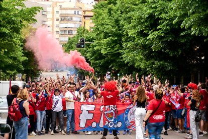 Miles de aficionados del Numancia con su equipo.
