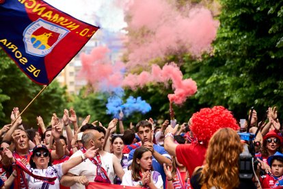 Miles de aficionados del Numancia con su equipo.