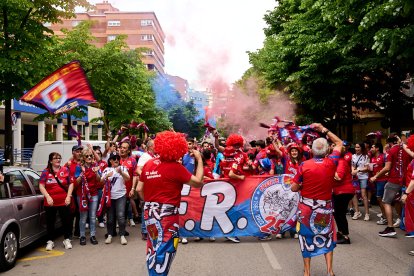 Miles de aficionados del Numancia con su equipo.