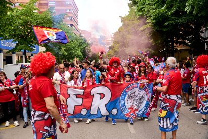 Miles de aficionados del Numancia con su equipo.