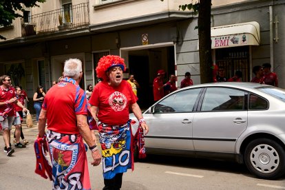 Miles de aficionados del Numancia con su equipo.