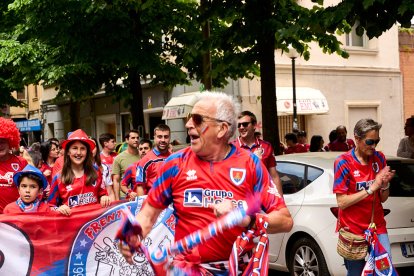Miles de aficionados del Numancia con su equipo.