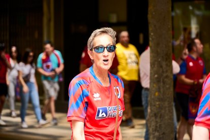 Miles de aficionados del Numancia con su equipo.